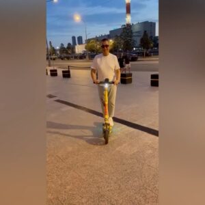 Aleksandr Buynov Instagram - Москва. Лето. Жара. Встретиться с друзьями, и активно провести время – бесценно. Кстати, иногда катаюсь на самокате по центру Москвы – невероятно удобно, в юности самокаты у нас были обычные, а сейчас электро, и это кайф – мчишь по паркам, улицам любимого города, не надо искать парковку) Вообщем, лето как всегда шикарное,  погода супер, настроение отличное! Но, пора собираться в дорогу, меня и Вас, дорогие друзья – ждет скоро сюрприз, позже расскажу. А пока можем устроить в комментариях эстафету кто/как проводит лето, есть тут любители активного отдыха? #лето #буйнов #жара #лужники #активныйотдых