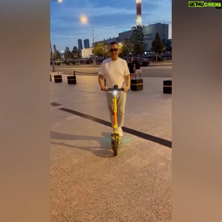 Aleksandr Buynov - 20K Likes - Москва. Лето. Жара. Встретиться с друзьями, и активно провести время – бесценно. Кстати, иногда катаюсь на самокате по центру Москвы – невероятно удобно, в юности самокаты у нас были обычные, а сейчас электро, и это кайф – мчишь по паркам, улицам любимого города, не надо искать парковку) Вообщем, лето как всегда шикарное, погода супер, настроение отличное! Но, пора собираться в дорогу, меня и Вас, дорогие друзья – ждет скоро сюрприз, позже расскажу. А пока можем устроить в комментариях эстафету кто/как проводит лето, есть тут любители активного отдыха? #лето #буйнов #жара #лужники #активныйотдых
