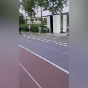 Aleksandr Buynov Instagram - Москва. Лето. Жара. Встретиться с друзьями, и активно провести время – бесценно. Кстати, иногда катаюсь на самокате по центру Москвы – невероятно удобно, в юности самокаты у нас были обычные, а сейчас электро, и это кайф – мчишь по паркам, улицам любимого города, не надо искать парковку) Вообщем, лето как всегда шикарное,  погода супер, настроение отличное! Но, пора собираться в дорогу, меня и Вас, дорогие друзья – ждет скоро сюрприз, позже расскажу. А пока можем устроить в комментариях эстафету кто/как проводит лето, есть тут любители активного отдыха? #лето #буйнов #жара #лужники #активныйотдых