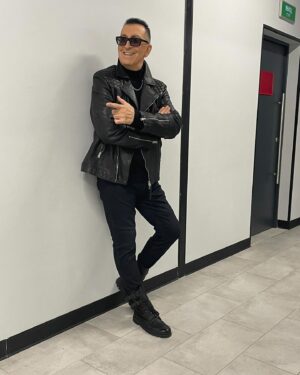 Aleksandr Buynov Instagram - Всем привет! Вчера, на площадке «Live Арена» прошла церемония вручения премии «Шансон года — 2024», куда я был приглашен. Исполнил песню «Сто недель» (Стихи: Михаил Гуцериев / Музыка: Андрей Ктитарев, Михаил Гуцериев), у нас получился очень оригинальный номер. Некий творческий эксперимент, который мне очень понравился. Думаю, что Вы оцените. Следим за анонсом, скоро увидите в эфире! А как у Вас дела, дорогие мои, как выходные проходят? #буйнов #шансонгода #москва #россия #liveарена