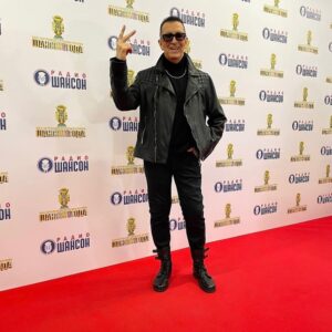 Aleksandr Buynov Instagram - Всем привет. Как вы знаете , недавно был релиз моей новой песни «Мы все просто люди» ( https://youtu.be/inAOXEF9wPc?si=Hv8bbvR-zFRrbeYc ), на нее было снято видео, она звучит почти на всех радиостанциях, и эта песня Вам очень зашла, что радует. Сейчас в работе новые песни, пишутся аранжировки, экспериментируем с новым звучанием и тд. Так вот, раньше артист накапливал несколько треков и выпускал альбом, сейчас новые музыкальные тренды и при появлении новой композиции -  рождается цифровой релиз. А как Вам больше нравится – альбом, но это время, или каждый раз новый релиз на новый трек? Не стесняемся – пишем свое мнение. #буйнов #альбом #треки #москва