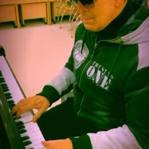 Aleksandr Buynov Instagram - …Музыка рождается порой совсем в неожиданных местах. Главное – успеть ее зафиксировать, записать, запомнить. Вот такой простой, внезапный механизм превращается в новую композицию. Если у меня здесь есть люди, которые занимаются творчеством, не важно каким – всегда верьте в то, что вы делаете, экспериментируйте, и именно этот путь приведет вас к успеху! Кстати, а вы знали, что сегодня праздник Ивана Купалы? Это самый длинный световой день в году и самая короткая ночь! #буйнов #импровизация #москва #лето #иванкупала #музыка