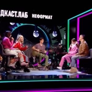 Aleksandr Buynov Instagram - Привет всем.  Немного ранее  был эфир «ПОДКАСТ.ЛАБ. Неформат», но не успел написать пост по этому поводу. Исправляюсь. Как же круто, что сейчас телевидение выпускает музыкальные эфиры, где есть коллаборации с молодыми музыкантами, авторами, которые только начинают свой путь на большую сцену, при этом они потрясающе знают представителей разной «школы» музыкантов. Это круто! Всегда считал, что именно слияние в музыкальном экспромте разных жанров и взглядов – очень плодотворны. И , конечно же - живой звук на съемке – это настоящий кайф. Друзья, а как вы считаете, подобные встречи полезны для молодых музыкантов и уже  артистов более опытных?))) #буйнов #первыйканал #александрбуйнов #подкастлаб #москва