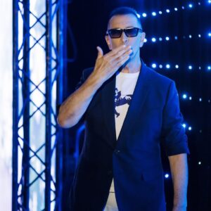 Aleksandr Buynov Instagram - Друзья! Как здорово, что в России есть главный семейный праздник - День любви, семьи и верности. Семья – это вообще целая планета, где мы стараемся сохранить все самое лучшее и доброе. Накануне праздника Первый канал подготовил потрясающий концерт, который состоится завтра, 7 июля в 19:00. Как думаете – какую песню исполняю? Не пропустите! P.S. А есть у меня тут семьи с «большим стажем»? Поделитесь своим секретом долгих семейных отношений. Может быть, кто-то познакомился в День любви, семьи и верности? #буйнов #концерт #деньсемьилюбвииверности #москва #россия #семья