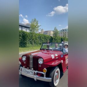 Aleksandr Buynov Instagram - Всем товарищам привет, особенно автолюбителям. Я и моя «ласточка» под №5 приняли участие в ралли «На семи холмах», для нас это ежегодная традиция. Здесь было более 50 образцов советского и зарубежного автопрома. Задача – проехать определенный маршрут по легенде, созданной организаторами. Ралли стартовало от Московского Императорского яхт-клуба на набережной речного канала. Маршрут прошел по Новому Арбату, Кутузовскому проспекту, Воробьевым горам, Остоженке и Тверской. Гонка завершалась у ворот Московского Императорского яхт-клуба , на территории бывшей кондитерской фабрики «Красный Октябрь». На крайнем фото – я и Андрей Паньковский — председатель комитета классических автомобилей Российской автомобильной федерации, неоднократный участник одного из самых знаменитых ретроралии мира, автоколлекционер. Закончу этот пост так: какой же кайф -  лето, солнце, ретро автомобили. Всем добра! #буйнов #ралли #москва #насемихолмах #андрейпаньковский #москва #лето