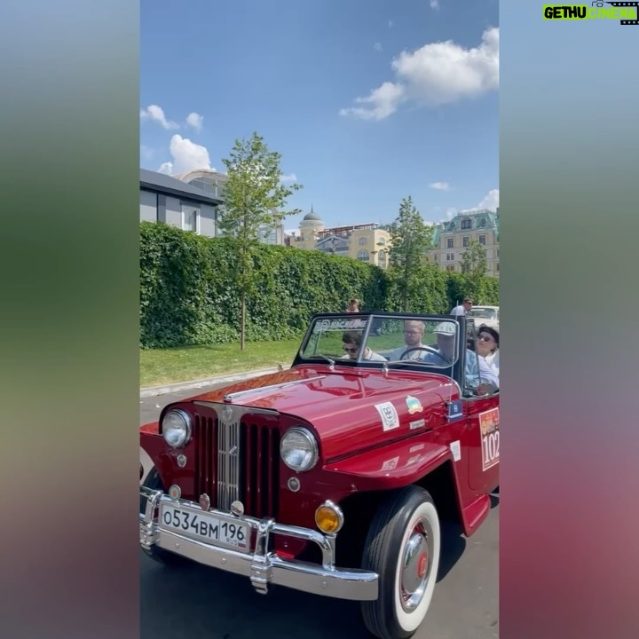 Aleksandr Buynov - 21.1K Likes - Всем товарищам привет, особенно автолюбителям. Я и моя «ласточка» под №5 приняли участие в ралли «На семи холмах», для нас это ежегодная традиция. Здесь было более 50 образцов советского и зарубежного автопрома. Задача – проехать определенный маршрут по легенде, созданной организаторами. Ралли стартовало от Московского Императорского яхт-клуба на набережной речного канала. Маршрут прошел по Новому Арбату, Кутузовскому проспекту, Воробьевым горам, Остоженке и Тверской. Гонка завершалась у ворот Московского Императорского яхт-клуба , на территории бывшей кондитерской фабрики «Красный Октябрь». На крайнем фото – я и Андрей Паньковский — председатель комитета классических автомобилей Российской автомобильной федерации, неоднократный участник одного из самых знаменитых ретроралии мира, автоколлекционер. Закончу этот пост так: какой же кайф - лето, солнце, ретро автомобили. Всем добра! #буйнов #ралли #москва #насемихолмах #андрейпаньковский #москва #лето