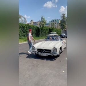 Aleksandr Buynov Instagram - Всем товарищам привет, особенно автолюбителям. Я и моя «ласточка» под №5 приняли участие в ралли «На семи холмах», для нас это ежегодная традиция. Здесь было более 50 образцов советского и зарубежного автопрома. Задача – проехать определенный маршрут по легенде, созданной организаторами. Ралли стартовало от Московского Императорского яхт-клуба на набережной речного канала. Маршрут прошел по Новому Арбату, Кутузовскому проспекту, Воробьевым горам, Остоженке и Тверской. Гонка завершалась у ворот Московского Императорского яхт-клуба , на территории бывшей кондитерской фабрики «Красный Октябрь». На крайнем фото – я и Андрей Паньковский — председатель комитета классических автомобилей Российской автомобильной федерации, неоднократный участник одного из самых знаменитых ретроралии мира, автоколлекционер. Закончу этот пост так: какой же кайф -  лето, солнце, ретро автомобили. Всем добра! #буйнов #ралли #москва #насемихолмах #андрейпаньковский #москва #лето