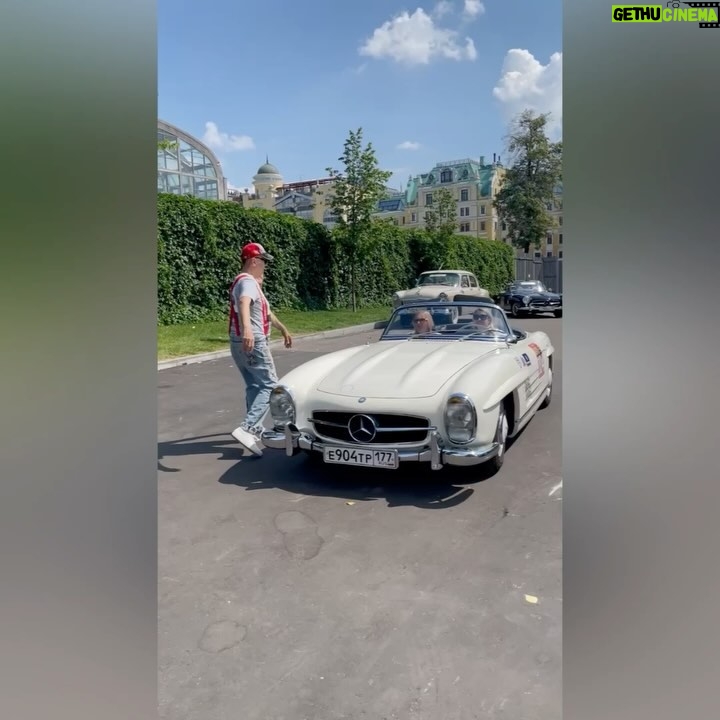 Aleksandr Buynov - 21.1K Likes - Всем товарищам привет, особенно автолюбителям. Я и моя «ласточка» под №5 приняли участие в ралли «На семи холмах», для нас это ежегодная традиция. Здесь было более 50 образцов советского и зарубежного автопрома. Задача – проехать определенный маршрут по легенде, созданной организаторами. Ралли стартовало от Московского Императорского яхт-клуба на набережной речного канала. Маршрут прошел по Новому Арбату, Кутузовскому проспекту, Воробьевым горам, Остоженке и Тверской. Гонка завершалась у ворот Московского Императорского яхт-клуба , на территории бывшей кондитерской фабрики «Красный Октябрь». На крайнем фото – я и Андрей Паньковский — председатель комитета классических автомобилей Российской автомобильной федерации, неоднократный участник одного из самых знаменитых ретроралии мира, автоколлекционер. Закончу этот пост так: какой же кайф - лето, солнце, ретро автомобили. Всем добра! #буйнов #ралли #москва #насемихолмах #андрейпаньковский #москва #лето