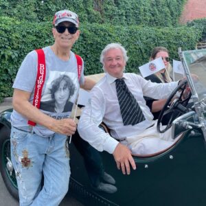 Aleksandr Buynov Instagram - Всем товарищам привет, особенно автолюбителям. Я и моя «ласточка» под №5 приняли участие в ралли «На семи холмах», для нас это ежегодная традиция. Здесь было более 50 образцов советского и зарубежного автопрома. Задача – проехать определенный маршрут по легенде, созданной организаторами. Ралли стартовало от Московского Императорского яхт-клуба на набережной речного канала. Маршрут прошел по Новому Арбату, Кутузовскому проспекту, Воробьевым горам, Остоженке и Тверской. Гонка завершалась у ворот Московского Императорского яхт-клуба , на территории бывшей кондитерской фабрики «Красный Октябрь». На крайнем фото – я и Андрей Паньковский — председатель комитета классических автомобилей Российской автомобильной федерации, неоднократный участник одного из самых знаменитых ретроралии мира, автоколлекционер. Закончу этот пост так: какой же кайф -  лето, солнце, ретро автомобили. Всем добра! #буйнов #ралли #москва #насемихолмах #андрейпаньковский #москва #лето