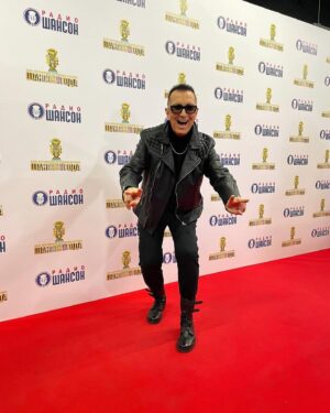 Aleksandr Buynov Instagram - Всем привет! Вчера, на площадке «Live Арена» прошла церемония вручения премии «Шансон года — 2024», куда я был приглашен. Исполнил песню «Сто недель» (Стихи: Михаил Гуцериев / Музыка: Андрей Ктитарев, Михаил Гуцериев), у нас получился очень оригинальный номер. Некий творческий эксперимент, который мне очень понравился. Думаю, что Вы оцените. Следим за анонсом, скоро увидите в эфире! А как у Вас дела, дорогие мои, как выходные проходят? #буйнов #шансонгода #москва #россия #liveарена