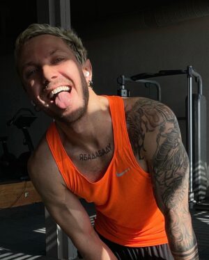 Aleksandr Khomenko Instagram - Я никогда не похороню своего внутреннего ребёнка. Это та часть, которую я берегу и подкармливаю с самых ранних лет. И даже когда многие твердят, нарочито усмехаясь, что мне не подобает «на четвёртом-то десятке дурачиться, остро шутить, красить волосы, устраивать провокации на сцене, делать то-пятое-десятое», я не попрощаюсь с этой гранью себя, потому что… я - это я. А то, что пишут и говорят другие - лишь озвучивание их же собственных рамок. Вот честно, даже когда вокруг происходит столько событий по истине серьёзных и взрослых, я стремлюсь сохранить адекватную безоценочность к социуму, непринуждённость действий, умение прощать и любить - словно Дэнни Торренс, пытаюсь выкарабкаться со своим внутренним светом из окружающей мглы и убежать от отца, взявшего в руки топор. Даже когда депрессия и па накрывают силой цунами, я хватаюсь за эти ребяческие импульсы словно за спасательный круг. Но в то же время, и это следует понимать, я не бегу от реальности и ответсвенности за себя и близких, труда и дисциплины. Баланс - вот что важно. Ведь сместив вектор в ту или иную сторону, можно достичь полюса, а там, как известно, жить не очень-то и сладко: климат сожрёт тебя, даже не прожевав. Такие вот мысли на сегодня. Мир всем.  P.S. Когда делал эти снимки, я представлял себя дружелюбным Т-Рексом, который пляшет и корчит гримасы на поляне в лучах солнца своего далёкого мелового периода. И вот к чёрту каждого, кто поспорит, что я не он)) РРРРР 🦖