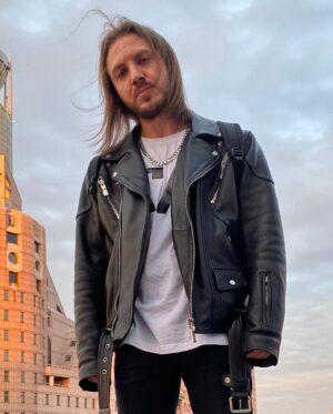 Aleksandr Khomenko Instagram - Разница между фото – 2,5 года. Сказать, что я сейчас в ахуе – ничего не сказать)) Я был слеп и не видел, насколько запустил своё мышление, тело и образ жизни. Зато для вас это – очевидный пример того, как НЕ НАДО поступать с собой. Пример, как губительны излишний алкоголь, недосыпы, хреновое питание, отсутствие спорта и депрессия. Однако… это и пример того, что с годами можно и просто необходимо быть лучшей версией себя. Работая над этим ЕЖЕДНЕВНО. Даже опустившись на дно, можно от него оттолкнуться и выгребать наверх.
•••
P.S. Любить себя и понимать на 100%, не занимаясь самообманом и ношением масок – вышка просто. Только тогда можно иметь шанс на рост и развитие.