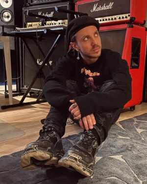 Aleksandr Khomenko Instagram - Музыка и кинематограф – то, что люблю с детства. Поэтому делюсь с вами любимыми фильмами, в стержне которых – много нот, инструментов и, конечно, человеческих судеб. Сохраняйте, смотрите и, конечно, жду комменты с тем кино, которое не нашли в списке, но которым хочется поделиться 🖤🎵

1. Звук металла
2. Убить Боно
3. Одержимость
4. Рок-звезда
5. Рок-н-рольщики
6. Рэй
7. Компромат
8. Богемская рапсодия