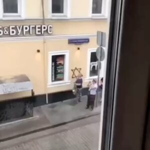 Aleksandr Nevzorov Instagram - В РФ всем «всё ясно» и понятен «курс партии». 
Израильская символика уже приравнена полицией к «вражеской и недопустимой».
Бдительные гражданки маркируют «еврейские заведения», а уличные качки - отвешивают пенделя евреям.
Просыпается и сладко потягивается царско- имперский и совковый антисемитизм.
Очнувшись от долгой летаргии - он видит знакомые, радостные лица. Ему несут компот, тискают и поздравляют с выходом из комы.

Советник президента Дугин:
«Исламский мир восстанет против Запада. В такой ситуации у Израиля нет ни малейших шансов на победу. Связав себя с Западом, Израиль сам себя перечеркивает. Как это сделала Украина несколько раньше. Тот, кто с Западом, тому конец. Пусть не сразу, но довольно скоро. Россия поддержит Хамас до полного уничтожения Израиля».
Невзлров
Подписывайтесь на Telegram nevzorovtv. Там вся правда ьез цензуры. Здесь о войне и убитых детях- нельзя.
#израиль #война #хамас #москва #россия #антисемитизм