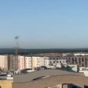 Aleksandr Nevzorov Instagram - ⚡️Утром эскадрилья украинских беспилотников «пощупала» и слегка опалила москву. 
Взрывы произошли: ул.Атласова в новой москве, Новой Риге, Одинцово, на ленинском проспекте,в Истре,Барвихе и еще где-то.

Навестили русскую столицу довольно скромные и в принципе, добродушные БПЛА.
Конечно, все грохотало и лопалось, но это еще не бомбардировка и не атака, это «проба пера». Настоящие атаки впереди.

Собственно, именно на эти события я очень аккуратно и намекал вчера в программе «Экстракт». ( можете убедиться лично). 
https://www.youtube.com/live/GWpg1qeLf7Y?feature=share

Рыдающим и ошеломленным москвичам следует поэкономить эмоции. Они пригодятся для настоящих бомбежек, для прилета больших ракет,  пожаров, кровищи ,исходов беженцев, паникующих толп, долгих посиделок в метро и других радостей реальной войны.

Питер, конечно, еще более уязвим, чем москва.( по ряду понятных причин).

Здесь русским следует отключить державный гонор, пустые обиды и принять неприятную реальность. 
То, что произошло и произойдет в ближайшее время - это естественная и закономерная «ответка» на преступления путинского режима в Украине. 
Война телевизор не смотрит. У нее своя железная логика: всё, что можно россии - можно и Украине.
Мою известную реплику «не бомбите и не бомбимы будете» - можно списать и забыть. Она более не актуальна.  Слишком много совершено необратимого.
Подписывайтесь на telegram канал- все самое важное и интересное там! 
#Невзоров
@nevzorov.tv #москва #беспилотник #атакабеспилотников #панцырь #