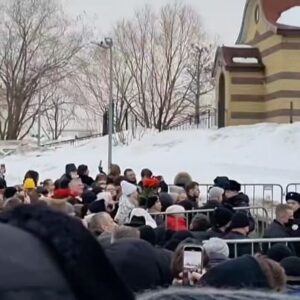 Aleksandr Nevzorov Instagram - 🔴Помимо всего прочего -похороны Навального стали демонстрацией запредельной трусости т.н. российской элиты.
Из людей крупного калибра на нее отважился прийти лишь один человек.(Ройзман).
Один.
Все же прочие сообразили, что Борисовское кладбище - это «тест на верность и послушание» диктатору.
И все сдали этот тест весьма успешно. И «политики» и старые друзья последнего романтика и те, кто долго кривлялся, изображая из себя «частично свободную прессу».
И это прекрасно, ибо позволяет раз навсегда списать и забыть трусливую шушеру.
Ликует путин. Сегодня он получил доказательство того, что абсолютно вся «элита» стоит на коленях.

Как ни крути, но эта погребальная церемония - событие историческое. Ее смысл и значение понимают все.
Россия хоронит символ сопротивления и перемещается в другую политическую и историческую эпоху.
Это - тот самый момент, когда перелом эпох можно «потрогать руками».

Для всех, кто не в тюрьме, не в гробах, не в эмиграции, не в розыске - явка на кладбище была строго обязательна.
Но ни у кого не хватило мозгов это понять.
Невзоров
@nevzorov.tv #навальный @navalny @yulia_navalnaya #похоронынавального #протесты