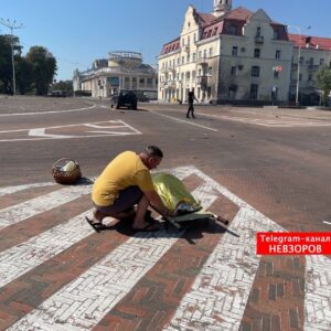 Aleksandr Nevzorov Instagram - Путин, как известно, заядлый театрал. Он вообще не чужд искусств, но особая страсть у него именно к театрам. В Украине ему удалось разбомбить полностью или частично аж 83 «штуки театров».

Сегодня его бесноватое око остановилось на Черниговском драматическом театре. Оно обнаружило тьму детишек вокруг него, девчонок, поцелуи, мороженое и очень живеньких старушек. Холодные уши людоеда расслышали смех и песни.
«Непорядок» - решил спятивший диктатор и запустил ракету.
Прямо в хохочущих детей и милых старушек. Теперь они, в лужах крови  лежат вокруг театра. 
По самым первым данным там погибли 6 человек, из них девочка 6 лет, 115 пострадало и ранено.
Невзоров
@nevzorov.tv @lydianevzorova #чернигов #театр #черниговскийтеатр