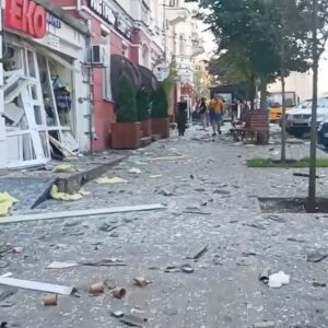 Aleksandr Nevzorov Instagram - Путин, как известно, заядлый театрал. Он вообще не чужд искусств, но особая страсть у него именно к театрам. В Украине ему удалось разбомбить полностью или частично аж 83 «штуки театров».

Сегодня его бесноватое око остановилось на Черниговском драматическом театре. Оно обнаружило тьму детишек вокруг него, девчонок, поцелуи, мороженое и очень живеньких старушек. Холодные уши людоеда расслышали смех и песни.
«Непорядок» - решил спятивший диктатор и запустил ракету.
Прямо в хохочущих детей и милых старушек. Теперь они, в лужах крови  лежат вокруг театра. 
По самым первым данным там погибли 6 человек, из них девочка 6 лет, 115 пострадало и ранено.
Невзоров
@nevzorov.tv @lydianevzorova #чернигов #театр #черниговскийтеатр
