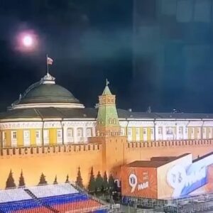 Aleksandr Nevzorov Instagram - Два беспилотника сегодня ночью произвели пробную пристрелочную бомбежку Кремля. Смотрите сегодня «Невзоровские среды» на канале Youtube @Nevzorov.tv и подписывайтесь на telegram канал - все самое интересное там! Ссылка в сториз!