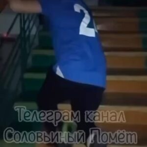 Aleksandr Nevzorov Instagram - Это видео из поликлиники в Пензенской области. Мальчишке со сломанной ногой пришлось ползти на четвёртый этаж, так как лифты отключены. Санитаров нет, носилок нет, костылей тоже нет. Мальчик упорно лезет в гипсовальню, не зная еще, что гипса тоже нет.
Все как в российской экономике. 
Но в данном случае речь не об этой покойнице.
«Большое наступление русской армии», которое анонсируют росс. СМИ и МО будет выглядеть примерно так же, как это «пензенское восхождение». 
Видео из поликлиники - прекрасная аллегория вообще всего того, что сегодня происходит в россии.
Невзоров
@nevzorov.tv