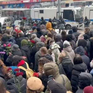 Aleksandr Nevzorov Instagram - 🔴Помимо всего прочего -похороны Навального стали демонстрацией запредельной трусости т.н. российской элиты.
Из людей крупного калибра на нее отважился прийти лишь один человек.(Ройзман).
Один.
Все же прочие сообразили, что Борисовское кладбище - это «тест на верность и послушание» диктатору.
И все сдали этот тест весьма успешно. И «политики» и старые друзья последнего романтика и те, кто долго кривлялся, изображая из себя «частично свободную прессу».
И это прекрасно, ибо позволяет раз навсегда списать и забыть трусливую шушеру.
Ликует путин. Сегодня он получил доказательство того, что абсолютно вся «элита» стоит на коленях.

Как ни крути, но эта погребальная церемония - событие историческое. Ее смысл и значение понимают все.
Россия хоронит символ сопротивления и перемещается в другую политическую и историческую эпоху.
Это - тот самый момент, когда перелом эпох можно «потрогать руками».

Для всех, кто не в тюрьме, не в гробах, не в эмиграции, не в розыске - явка на кладбище была строго обязательна.
Но ни у кого не хватило мозгов это понять.
Невзоров
@nevzorov.tv #навальный @navalny @yulia_navalnaya #похоронынавального #протесты