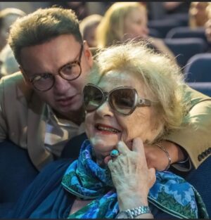 Aleksandr Oleshko Instagram - Зоя Зелинская умерла……. В спектакле « Где мы?…..» играла мою маму. ……Пронзительный разговор с сыном. Каждый раз я смотрел на неё и мне казалось, что это моя настоящая мама разговаривает со мной …… Как много интересного я узнал от неё из нашего общения. Помимо закулисья и обязательно добрых слов друг другу, частые встречи на телевидении. Успел сделать с Зоей Николаевной большое интервью. Ах, какие точные, порой острые две , три фразы она могла бросить в адрес не очень талантливых, скажем так, людей. Какая стать, красота, порода. Какое отношение к сцене, театру. Советское телевидение именно ей обязано созданием программы « Кабачок 13 стульев.». Листая однажды польские журналы, увидела нарисованные сценки из семейной жизни и предложила своему мужу, телевизионному режиссёру, сыграть это и перенести на телеэкран. Много интересного можно вспомнить…..но сегодня опять грустно, что больше не встретишь, не услышишь, не обменяешься всепонимающим  взглядом , не шепнёшь на ухо свежий анекдот, не спросишь совета…….Спасибо Зоя Николаевна за встречу!