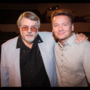 Aleksandr Oleshko Instagram - Помимо того, что Саша Олешко - любимый ученик, он еще и мой партнер по спектаклю «Где мы??!… ..», в котором я играю и сегодня. Олешко - единственный, кто на любую встречу со мной приходит не с пустыми руками. У меня много друзей и очень много учеников, но все они, как правило, приходят ни с чем - с этим же, правда, и уходят, но дело в другом. В том, что моя Наталья Николаевна уже привыкла к презентам
Саши. Приходишь со спектакля, она спрашивает:
«Что?» Я говорю, например: «Вот мёд». Или:
«Вот статуэтка!» А однажды то ли Олешко заболел, то ли забыл свой подарок дома, но на вопрос жены «что?» я был вынужден ответить «ничего». «Как?!» - изумилась она.
Александр Ширвиндт. @oleshkoaleksandr @alexander_shirvindt.fan