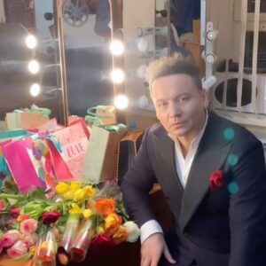 Aleksandr Oleshko Instagram - Спасибо вам большое, дорогие зрители. Очень рад был побывать в Архангельске. Даа больших концерта, две репетиции, встреча со студентами творческих вузов, четыре интервью, встреча с министром культуры Архангельской области и с Губернатором Архангельской области. Всё это за один день! И теперь в аэропорт. Посижу и посплю в самолёте. @oleshkoaleksandr #неопускатьруки #негрустить #работать #жить