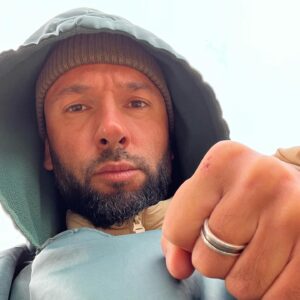 Aleksandr Ptashenchuk Instagram - •ПОБЕДА•

Вот и случилось то, к чему мы так долго шли - повержен главарь противоборствующей коалиции! Не люблю это слово, но слово «команда» им, на мой взгляд, не сильно подходит. Казалось бы, надо радоваться, но радости почему-то нет. Когда пришло осознание того, что проект покидает Оскар, стало почему-то немного грустно. Появилось ощущение, что мы тут заигрались в какое-то противоборство, и за этим всем не заметили, как прикипели друг к другу и стали существовать плюс минус одним организмом, в одной парадигме. 
С Оскаром, с его манерой ведения этой игры, его нелепостями, и со своими тараканами, которых он так не любил, ушла яркая часть проекта. 
@oskarkuchera спасибо тебе за этот совместный путь🙏🏼
Ты хороший мужик и достойный соперник! 🤜🏼🤛🏼

Сейчас смотрю вместе с вами эфиры и, честно, немного в ах*е от одного человека, которому доверяю, как своему, от которого не жду подлости и предательства. 
Грустно осознавать тот факт, что человек выбрал именно такую позицию и манеру игры. Никогда я не был настроен против новичков, тем более тех, кто был в моей команде. С первого дня топлю за командную игру, и всегда старался оберегать каждого из своих.
Оказывается, пригрели…
Жаль, что подобных персонажей к финалу становится всё больше.

Ну ниче, будем разбираться😉

Как вам выпуск? Какие мысли? Что ждёт нашу команду дальше?

#новыезвездывафрике #пташенчук