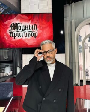 Aleksandr Rogov Instagram - Смотрите завтра в 9:20 свежий «Модный Приговор» на Первом со мной в роли ведущего! ❤️ @modniy.tv