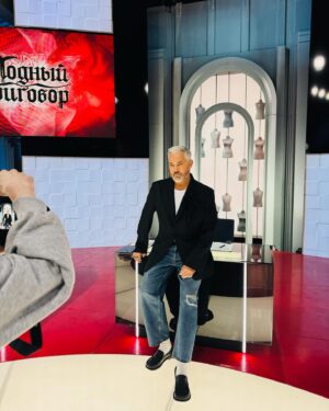 Aleksandr Rogov Instagram - Смотрите завтра в 9:20 свежий «Модный Приговор» на Первом со мной в роли ведущего! ❤️ @modniy.tv