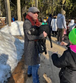 Aleksandr Shoua Instagram - Она сбегала дважды только за сегодня и дважды я ее ловил. Фото прислали папарацци. И тут без них не обошлось. Всем хорошего вечера и прекрасного настроения!