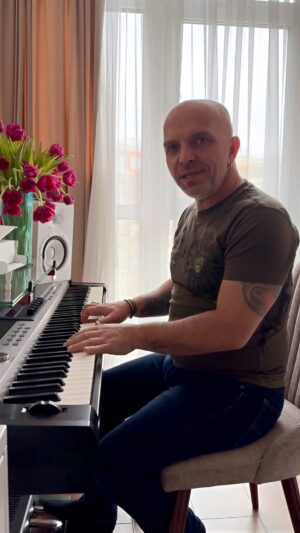 Aleksandr Shoua Instagram - Поздравляю вас с 8 марта! Желаю вам всего самого самого хорошего. Музыки, цветов! И самое главное, здоровья!