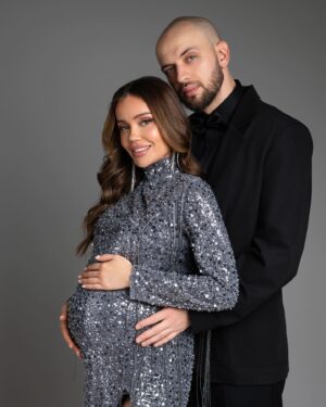 Aleksandr Stepanov Instagram - С НОВЫМ ГОДОМ!
2024 — год семьи! Пусть вы и ваши семьи будут здоровы, богаты и счастливы!

Ph @sashabunaeva