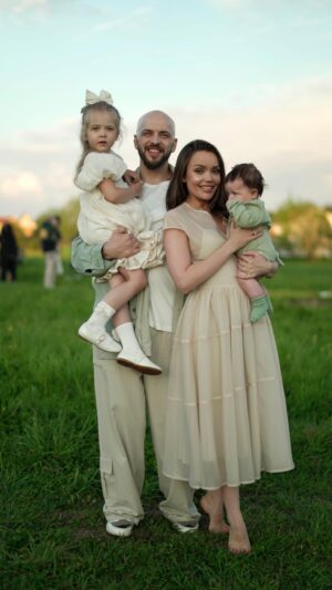 Aleksandr Stepanov Instagram - Для нашей семьи этот клип особенный, так как в нём мы впервые знакомим вас с нашей младшей дочерью Эльзой. И для Эстель это тоже были первые съёмки в папином клипе, так что у обеих девочек дебют. 

Душевная песня обрела красивый клип. 

Уверен, что каждый увидит по-своему, заложенные нами смыслы. Смотрите и отправляйте это видео тем, кто вам дорог!

Ссылка на клип в шапке профиля🔝