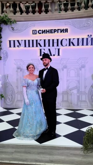 Aleksandr Stepanov Instagram - Пушкинский бал!
А куда же ещё отправиться родители, когда появилось пару часов свободного времени?  На бал, конечно))
Как вам наши образы? 

Это мечта, наверно, каждой девочки примерить бальное платье, диадему, туфельки и почувствовать себя принцессой, герцогиней, королевой или императрицей, да хоть владычицей морскою, кстати, про сказки, бал был Пушкинским именно честь 225 лет со дня рождения великого русского поэта.

Мой образ от @elysee_dresss 
А Саша купил этот цилиндр несколько лет назад и вот настало его время))