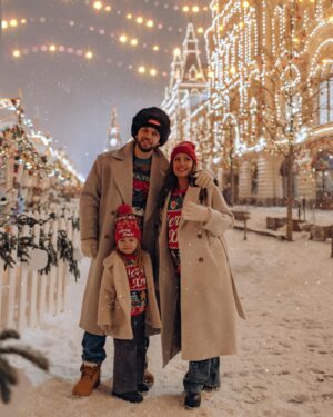 Aleksandr Stepanov Instagram - До Нового года осталось 7 дней! ровно неделя!
Как у вас с настроением? А какой уровень подготовки к праздникам??

Вот наши новогодние открытки пусть поднимут настроение! 

Гуляли на ярмарке вместе с @olganikiforova ♥️