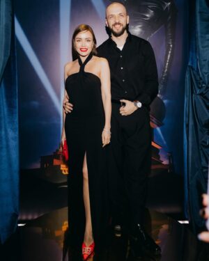 Aleksandr Stepanov Instagram - Эта неделя была насыщенной на мероприятия, каждое из которых требовало подготовки. Какой наш образ вам нравится больше?

Свой вариант пишите в комментариях, а для простоты голосования, предлагаю голосовать по образам Ассоль: «Красное платье», «Коричневый костюм», «Белое платье», «Чёрное платье».