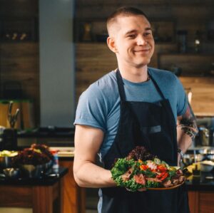 Aleksandr Timartsev Instagram - Наготовили вкусняшек к новогоднему столу вместе с @bmwgroupru Всем хорошего и продуктивного года. Пусть любимый человек жарит вас так же,как я жарил этого проказника-гуся. #2021 #прожарка #гусьпедрильный #аудиуходи #гонаножах