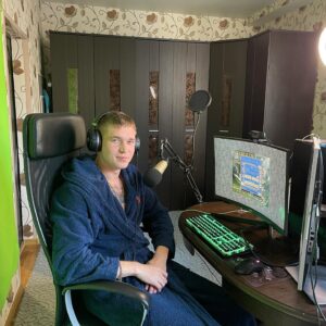 Aleksandr Timartsev Instagram - В последний месяц редко выхожу из дома. Залип на твиче. Вот так выглядит мое «рабочее место ». Если будет по кайфу пообщаться-милости прошу на twitch.tv/restoratorgame 
В ближайшую неделю планирую пригласить на стрим Антоху Власова и Грязного Рэма.