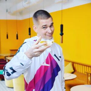 Aleksandr Timartsev Instagram - Добрейшего времени суток. Достопочтенный член палаты членов поднимает кубок за ваши жопки. Идем правильным курсом,но окольными путями. #насыщеннаясексуальность #мальчикводеждах #лёнядикаприо #крашмамаш