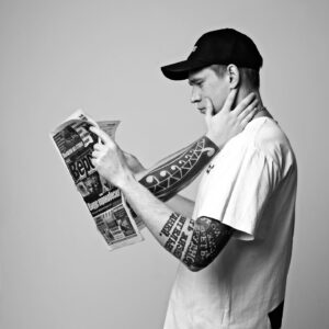 Aleksandr Timartsev Instagram - Друзья, в действительности я перестал заниматься баттлами с декабря прошлого года. 
Многие задаются вопросом -Почему? Я устал, мне это сейчас не интересно. Я перестал получать былое удовольствие от организации. С рэперами работать сложно, у них семь пятниц на неделе. Но, тем не менее, я продолжаю уважать их и любить. Они, зачастую, очень искренние и приятные люди. Но таков их нрав. И таков мой выбор. 
Сейчас всем занимается мой товарищ и коллега - Ян. Я доверяю его выбору, но часто с ним не согласен. В этом и причина дать ему картбланш ̶н̶а̶ с̶в̶и̶н̶с̶т̶в̶о̶. Шучу. Мы с ним в прекрасных отношениях и я продолжаю поддерживать проект и помогать в экспертных для меня областях. Надеюсь, Версус подарит нам множество прекрасных моментов в будущем. Я не ушел с проекта. Я взял паузу. Я готов принимать участие в организации громких или интересных для меня ивентов. Всем, кто с нами - обнимаю. Остальным - тоже не болеть. Я рад, что мы сделали, то что смогли! И сможем еще больше. Спасибо всем! Отдельное спасибо за крутые фотки @bogarev_v , буду украшать ими ленту)
