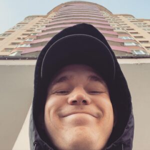 Aleksandr Timartsev Instagram - ЧТО ПРОИСХОДИТ?
Мне стало скучно жить. Я пропал отовсюду с декабря. 2 месяца сидел дома. Не вел соцсети. Мне всё надоело. Правильное решение-начать всё сначала. Я постараюсь в течении недели транслировать каждый свой шаг,каждую встречу,каждое маленькое событие. Мне нужны ваши советы,ваши идеи. Буду стараться всем отвечать в директе. Я не сидел сложа руки и запустил 3 новых проекта,не связанных с баттлами. Остается только ждать. Всё показанное в сторьках не является рекламой...пока. Денег осталось на 2 месяца жизни. А это звучит как сигнал к действиям. Поехали!