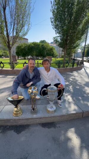 Aleksandr Tsypkin Instagram - Это самое эпичное видео в моей сомнительной футбольной фанатской карьере. Толя Тимощук  подарил мне такую уникальную возможность. Три кубка Зенита этого года. Премьер лига, Кубок России, Суперкубок. Зенит - навсегда! @zenit_spb 

Сижу сейчас с моим дедом, который водил меня на матчи Зенита в 1984 победном году!!!!