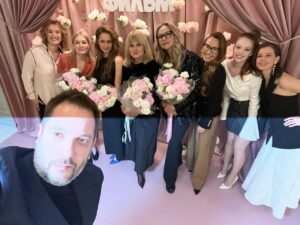 Aleksandr Tsypkin Instagram - Это, конечно, самая легендарная фотка в моей профессиональной карьере.  Чтецы проекта «Истории про мам», сразу оговорюсь, там есть не только мои рассказы. Спродюсировали мы это вместе с «Союзмультфильмом». На этой фотографии фантастический иконостас: Валентина Ляпина @lyapina_valentina , Юлиана Слащёва @yuliana_slascheva , Юля Александрова , Маша Миронова @mariya_mironova_actress , Анна Михалкова @anikiti4na , Катя Шпица @katerinashpitsa , Вика Исакова @v_isakova и Вика Толстоганова @vtolstoganova .

Этот проект «Истории про мам» в исполнении таких замечательных актрис сегодня можно было слышать в Театре на Малой Бронной, а также они представлены на Okko @okkomovies .

Авторы прозвучавших рассказов, помимо меня - Александр Гутин, Кэти Сапович @sapovich , Ольга Олесина, Александр Бессонов, Александр Маленков. 

Коллаборация -  @besprintsypno 
Отдельная благодарность Юлиане Слащевой @yuliana_slascheva , которая инициировала и Анастасии Приц @nastya_prits , которая собрала этот замечательный проект.