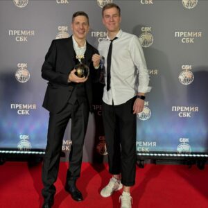 Aleksandr Zhuravlyov Instagram - Вчера на главной премии по спортивному бизнесу в России мы победили в номинации «Блогер года»! 🌪️
⠀
Хотя номинация и называется «блогер», понятно, что в нашем случае это гораздо больше! У нас медиапроект или даже спортивное СМИ.
⠀
11 лет назад мы одними из первых в спортивном русскоязычном сегменте стали выпускать регулярные рубрики в ютубе. Тогда ролики о футболе в сети мало кто смотрел. В итоге сейчас это превратилось в большой рынок, который составляет и даже выигрывает конкуренцию за зрителей у традиционного ТВ.
⠀
4 года назад мы одними из первых стали активно вести телеграмм-канал, с эксклюзивными статьями и красивой инфографикой. И сейчас это тоже уже отдельный рынок.
⠀
2 года назад мы пришли в ютуб-шортс и первыми начали снимать отдельные футбольные видео для шортсов, а не просто делать нарезки из роликов. В итоге это тоже уже превратилось в отдельный большой сегмент ютуба.
⠀
В каждой из перечисленных соцсетей мы или лидеры или одни из. Рад, что наши усилия отметили.
⠀
Спасибо всей нашей большой команде, в которой сейчас уже больше 35 человек! И спасибо вам всем, что нас смотрите! ✊🏼✊🏼✊🏼
