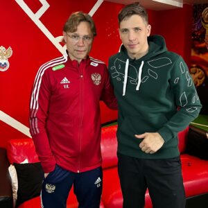 Aleksandr Zhuravlyov Instagram - На прошлой неделе удалось пообщаться с главным тренером сборной России Валерием Карпиным.
⠀
Было немного времени, всего 20 минут, но кое-что интересное про будущее сборной спросил. Интервью опубликовано на МЯЧ продакшн, если кто не видел.
⠀
Главный ответ Валерия Георгиевича про мечту - чтобы был мир во всем мире.
Верим.