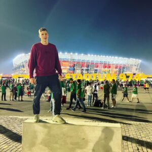 Aleksandr Zhuravlyov Instagram - Стадион 974 - один из самых необычных, что я видел в жизни!
Построен из 974 транспортных контейнеров. Это было вчера. А сегодня я пошел на стадион-бедуинский шатер 😵 тоже супернеобычная арена. В #НАВЫЕЗД все подробно увидите.
⠀
А пока хочу с вами подискутировать по этому необычному ЧМ. У меня самого двоякое впечатление.
⠀
С одной стороны - видно как тут старались провести хороший ЧМ, вложили очень много денег, стадионы построили реально крутые! Но отелей свободных нет, попасть в страну сложно, в последний момент запретили пиво, да и вообще постоянные запреты, в том числе для журналистов, болельщиков и футболистов.
⠀
Кажется, что страна просто не готова ментально к такому крупному мировому событию.
⠀
И вот тут хочу узнать ваше мнение. С одной стороны, Катар - это арабская страна, отдельная культура и ее обычаи надо уважать. С другой - ну а зачем вы тогда вообще беретесь проводить такое событие, если футбола у вас толком нет, и после ЧМ останется нетронутым лишь один стадион? ЧМ - это праздник для фанатов, но они к вам из западных стран не едут и вы завозите «фейковых» фанатов. Да и может запрет пива - это и не так плохо, но об этом ведь надо было объявить заранее, а не за 1 день до старта турнира. У людей ведь есть свои планы.
⠀
В Катаре обижаются, что их сильно критикуют. Но ведь вы же сами решили проводить событие, которое пришло к вам из западной культуры, вы сами хотели позвать выступать Шакиру и Робби Уильямса (которые в итоге отказались). Если вы не создали своих идолов, популярных во всем мире. Если используете западных - то соблюдайте и западные ценности на футбольном форуме, который всегда был демократическим.
⠀
С другой стороны, футбол ведь принадлежит сейчас всему миру, отъединяет мир. И первый ЧМ в арабской стране когда-нибудь должен был состояться и создать импульс развития футбола в этом регионе, иначе он всегда в этом плане будет отставать. А поступиться некоторыми традиционными ценностями здесь еще не готовы.
⠀
Так может быть, просто рано здесь провели ЧМ, лет через 20 стоило бы? Когда менталитет станет более светским, как в ОАЭ сейчас. Что думаете?  #чм2022