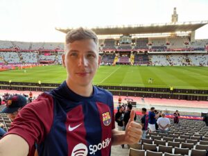 Aleksandr Zhuravlyov Instagram - В прошлый раз на стадионе Барсы я вживую видел игру гения. Месси забил трешку.
⠀
В этот раз я, кажется, тоже увидел игру гения. Будущего героя эль-класико. Беллингем - зверь.
⠀
А вообще, мне повезло с матчем. Отличная игра, особенно второй тайм. Барсе не хватило глубины состава, некем было усиливать игру. Слишком молодые ребята, им пока рано решать в таких играх.
⠀
А у Реала выход Камавинга, Хоселу и особенно Модрича все кардинально поменял. Особенно Луки. Который раз смотрю его игру со стадиона и восхищаюсь, как он этой самой игрой управляет. По телевизору это так не ощущается.
⠀
А еще меня удивили болельщики Барсы. Опрашивал перед игрой по поводу работы Хави и трое и 4 сказали, что не слишком им довольны 🤨 хотя у меня ощущение, что Хави выжимает максимум из тех возможностей, что есть. Согласны?
⠀
Ну а в общем, по сегодняшней игре ощущение, что «Реал» сейчас сильнее и Ла лигу возьмет он. А как вы считаете? #класико