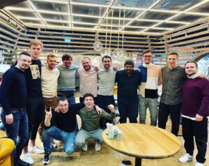 Aleksandr Zhuravlyov Instagram - В выходные собрались с командой #мячproduction отпраздновать 1 000 000 подписчиков. За 4 с половиной построили русскоязычный канал #1 по среднемесячным просмотрам о профессиональном футболе в YouTube! Продолжаем работать ✊🏼